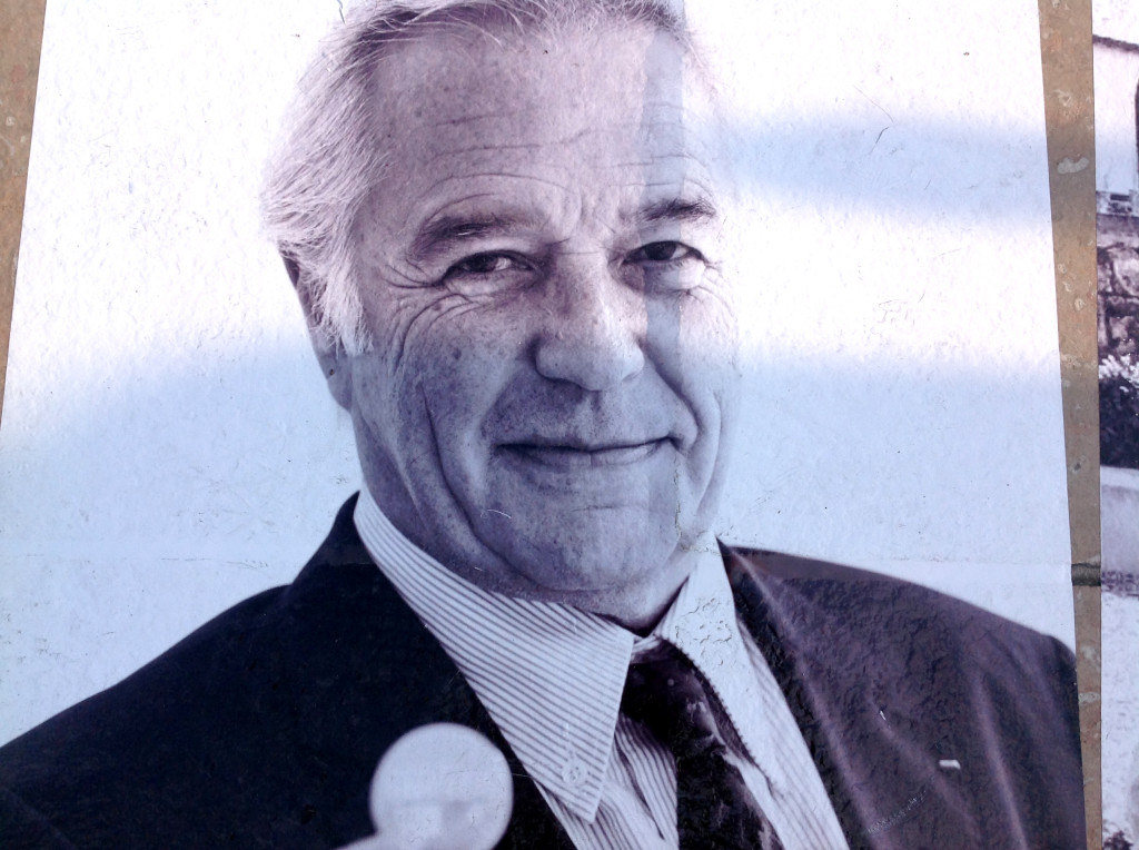 Photo de François Rebsamen collée sur le sol de la place de la Libération lors de l'exposition temporaire consacrée aux climats de Bourgogne. © Jondi
