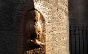 L'oreille gauche de la chouette à Dijon, sur la face Nord de l'église Notre-Dame, ne voit le soleil que quelques heures par an. Profitez-en, c'est maintenant! Photo © Bertrand Carlier - Jondi